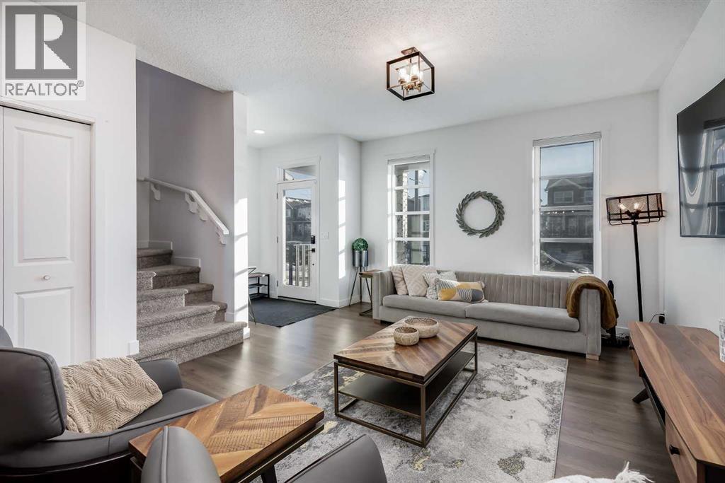 117 Highview Gate Se, Airdrie, AB - Indoor Photo Showing Living Room