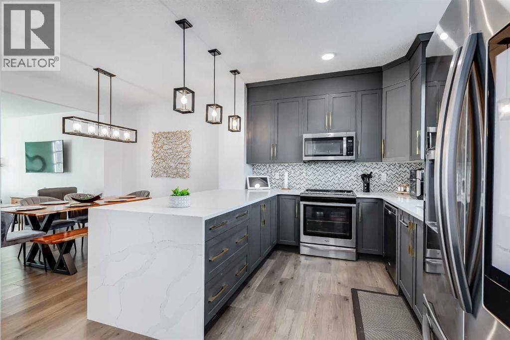 117 Highview Gate Se, Airdrie, AB - Indoor Photo Showing Kitchen With Upgraded Kitchen