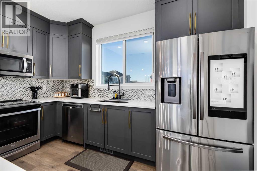 117 Highview Gate Se, Airdrie, AB - Indoor Photo Showing Kitchen With Upgraded Kitchen