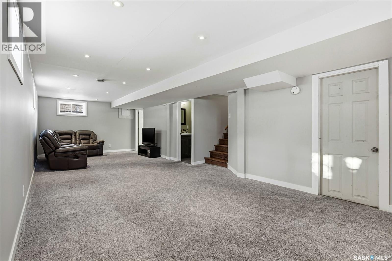 745 Elphinstone Street, Regina, SK - Indoor