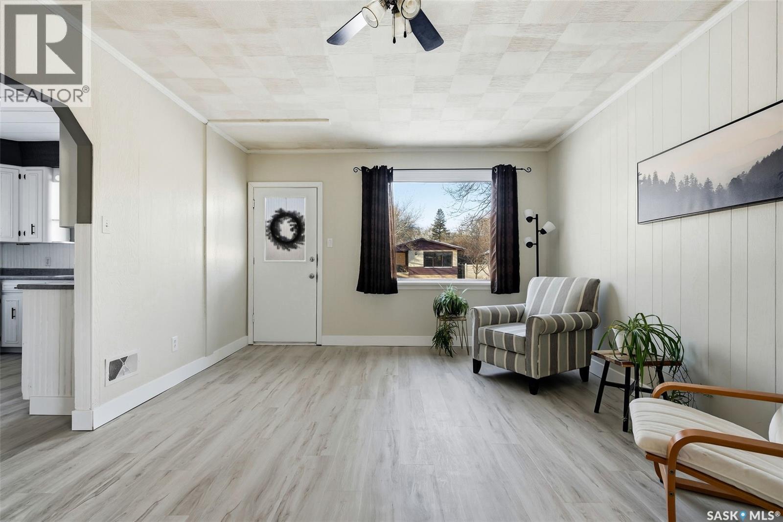 745 Elphinstone Street, Regina, SK - Indoor Photo Showing Living Room