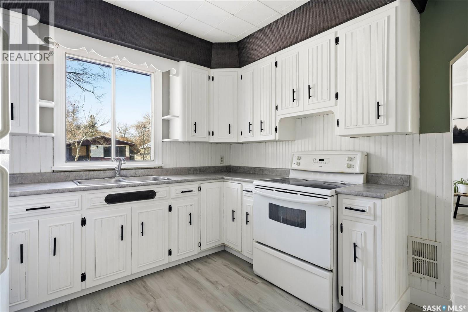 745 Elphinstone Street, Regina, SK - Indoor Photo Showing Kitchen