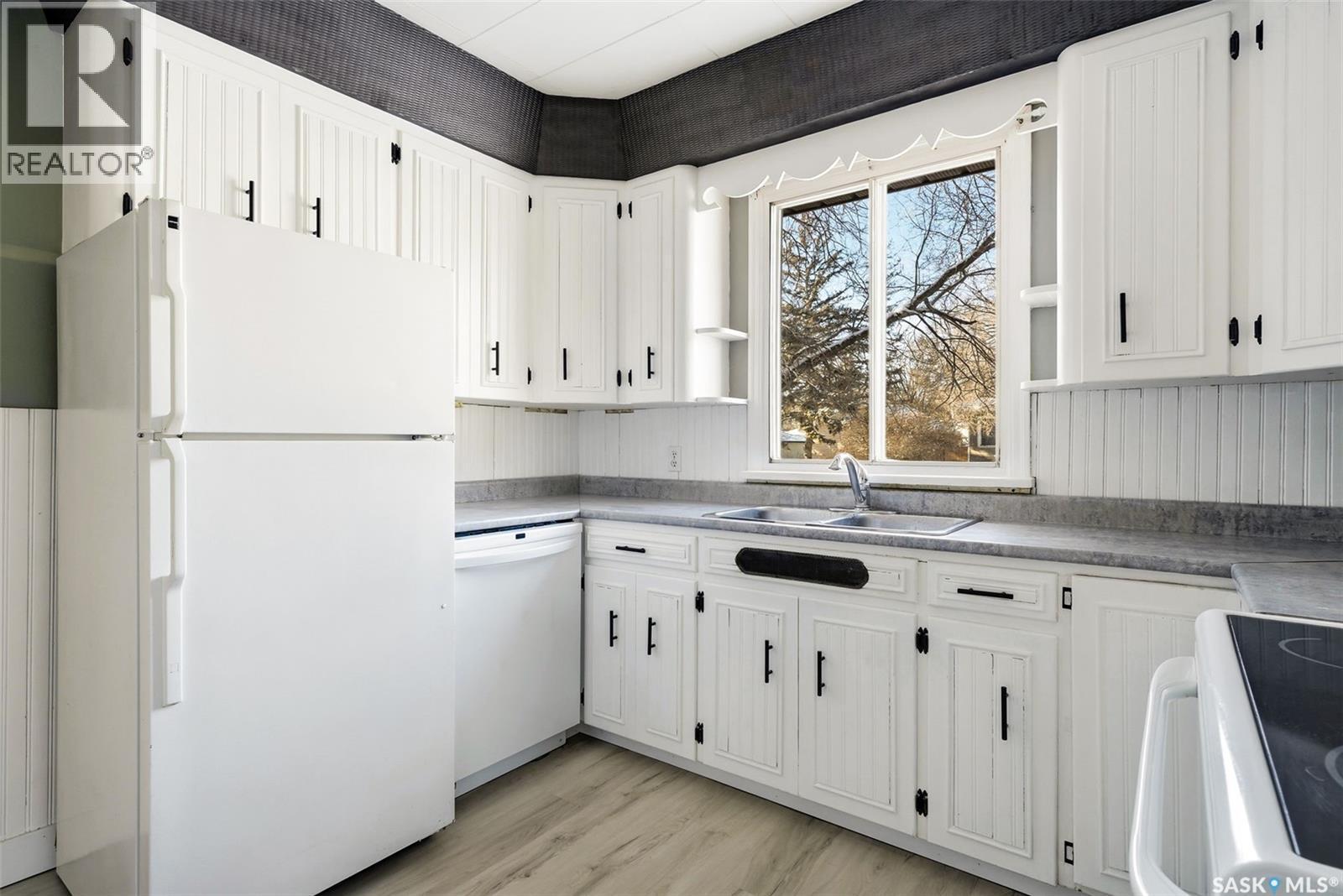 745 Elphinstone Street, Regina, SK - Indoor Photo Showing Kitchen With Double Sink
