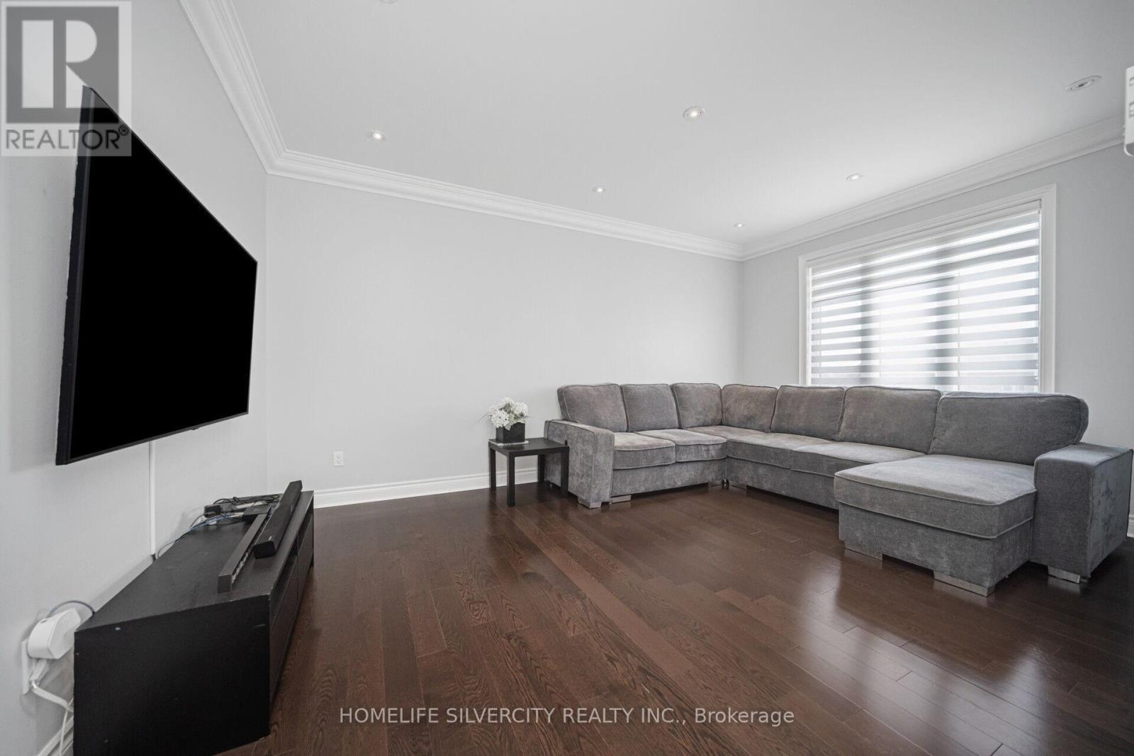 8 Mitchell Crescent, Mono, ON - Indoor Photo Showing Living Room