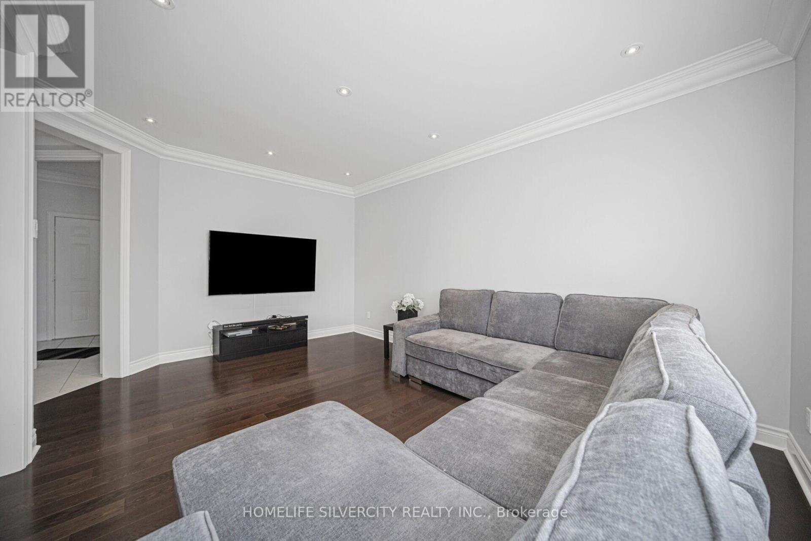 8 Mitchell Crescent, Mono, ON - Indoor Photo Showing Living Room