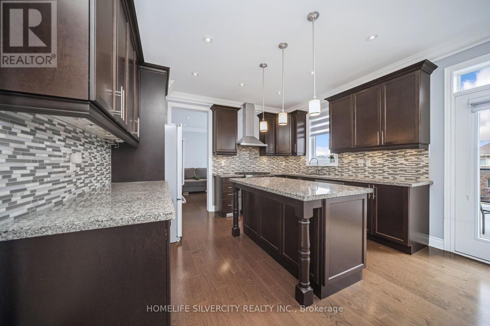 8 Mitchell Crescent, Mono, ON - Indoor Photo Showing Kitchen With Upgraded Kitchen