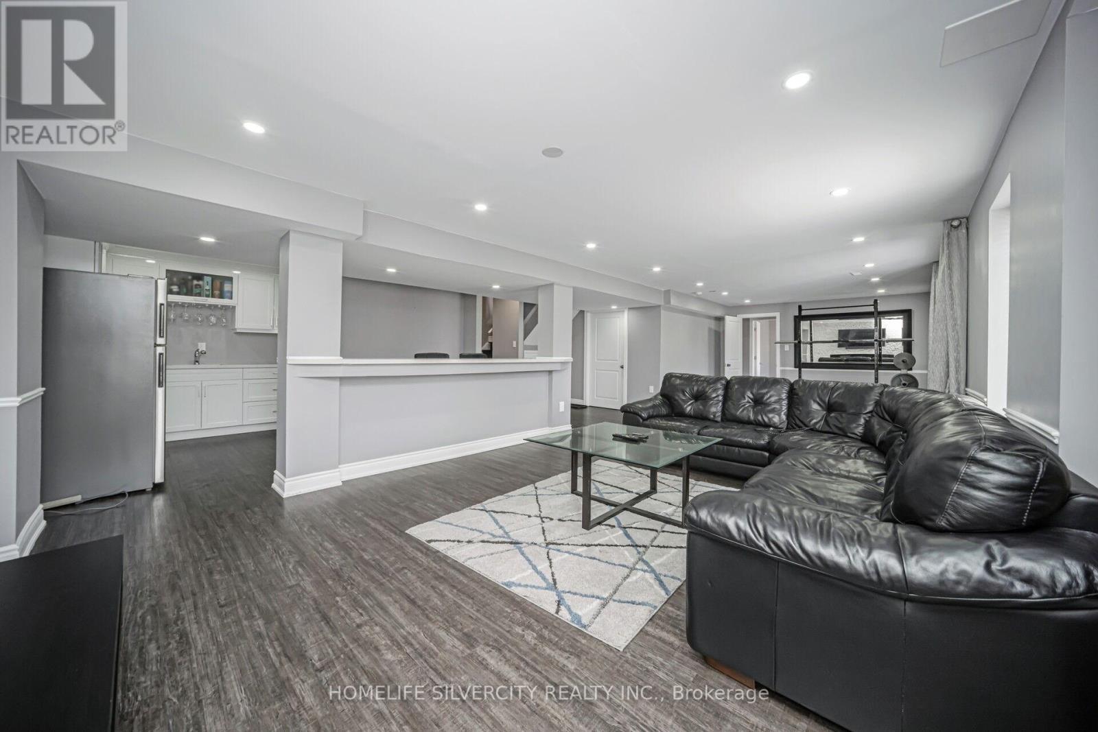8 Mitchell Crescent, Mono, ON - Indoor Photo Showing Living Room