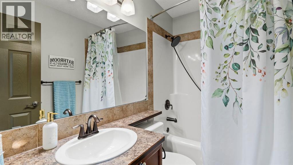 189 Rockyspring Terrace Nw, Calgary, AB - Indoor Photo Showing Bathroom