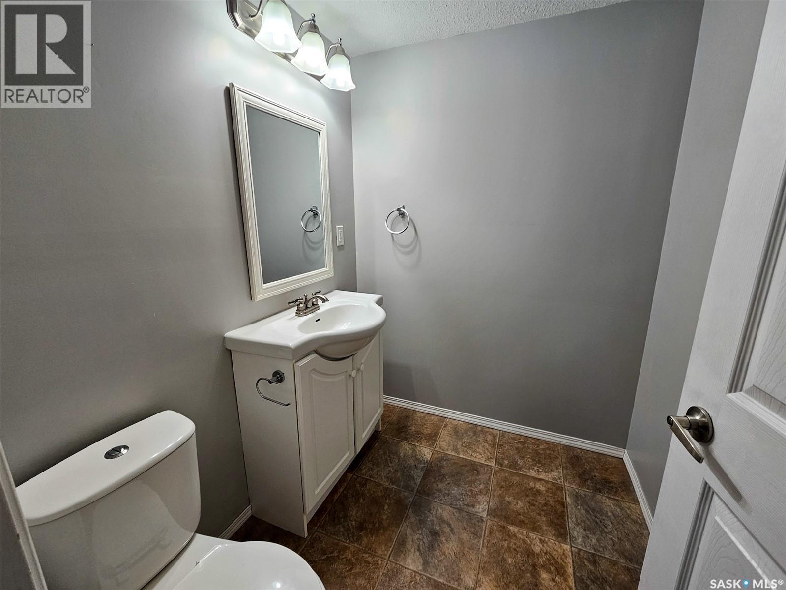 251 5Th Avenue Se, Swift Current, SK - Indoor Photo Showing Bathroom
