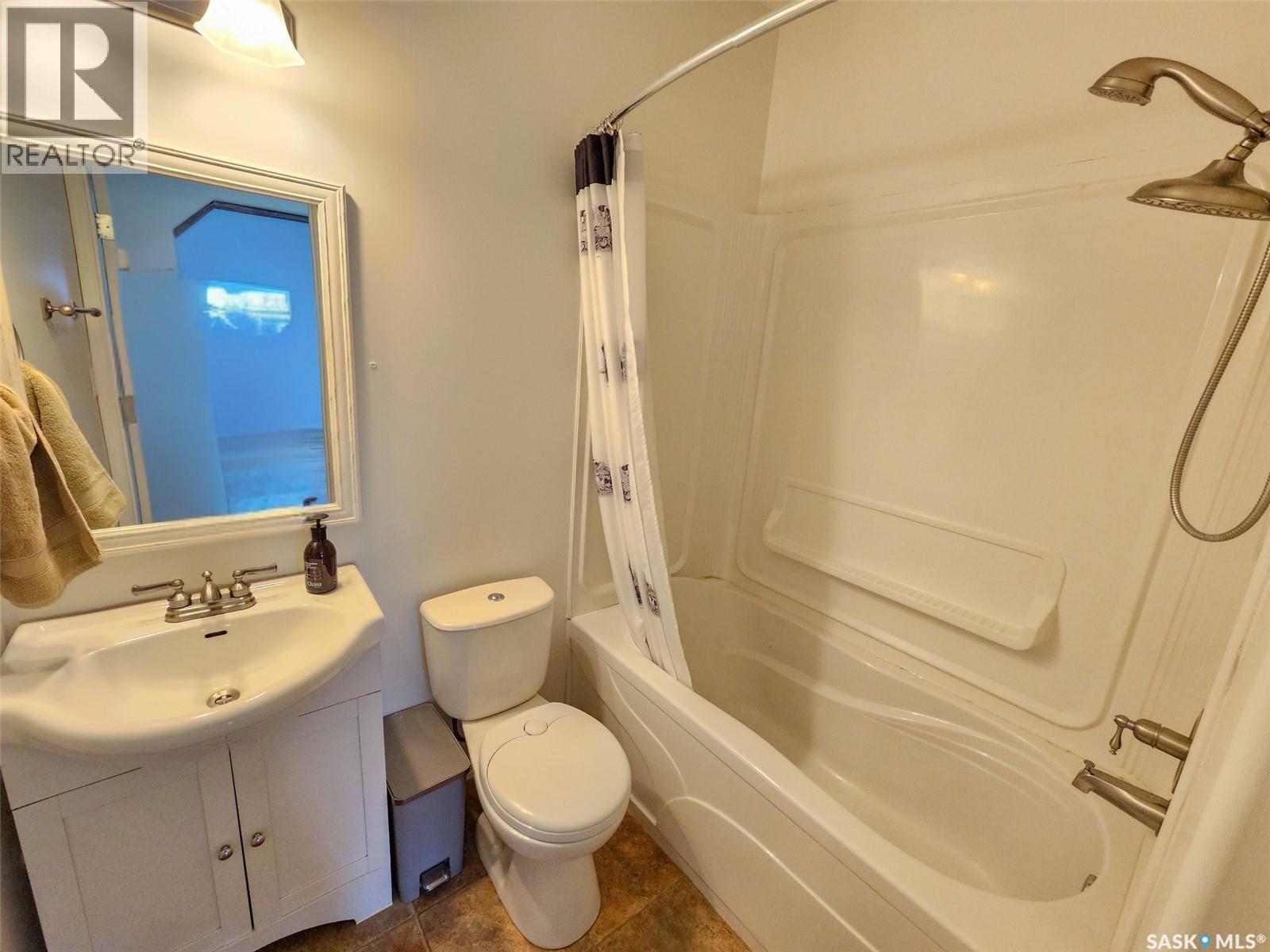 251 5Th Avenue Se, Swift Current, SK - Indoor Photo Showing Bathroom