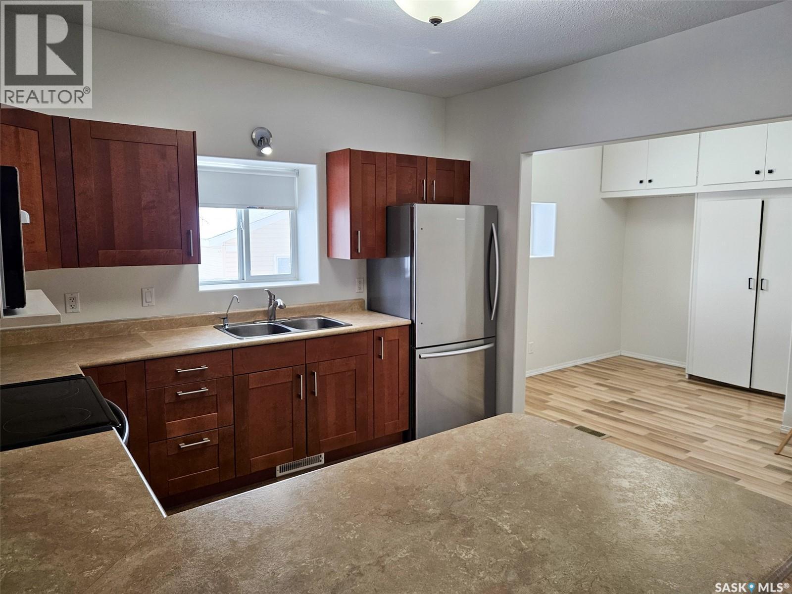251 5Th Avenue Se, Swift Current, SK - Indoor Photo Showing Kitchen With Double Sink