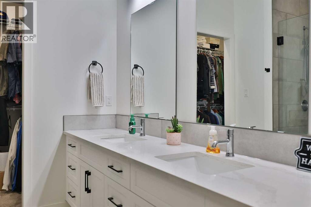 246 4A Street, Stirling, AB - Indoor Photo Showing Bathroom