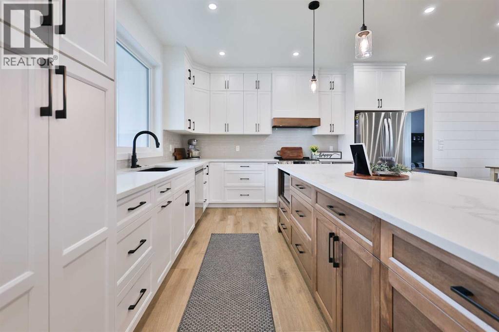 246 4A Street, Stirling, AB - Indoor Photo Showing Kitchen With Upgraded Kitchen