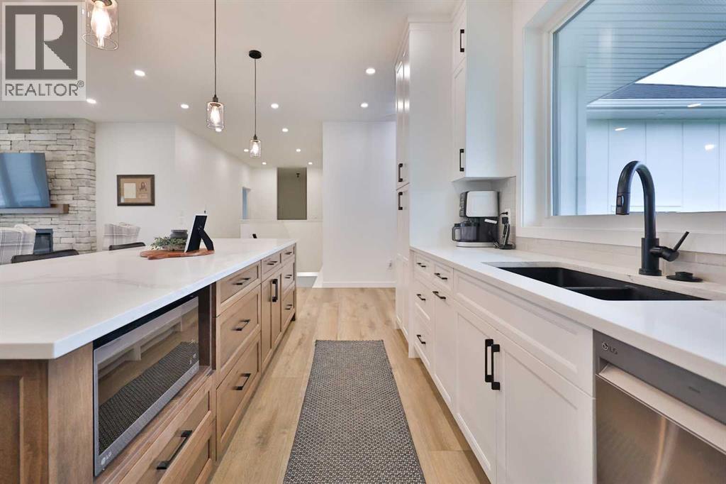 246 4A Street, Stirling, AB - Indoor Photo Showing Kitchen With Double Sink With Upgraded Kitchen