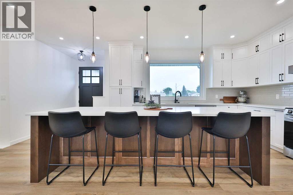 246 4A Street, Stirling, AB - Indoor Photo Showing Kitchen With Upgraded Kitchen