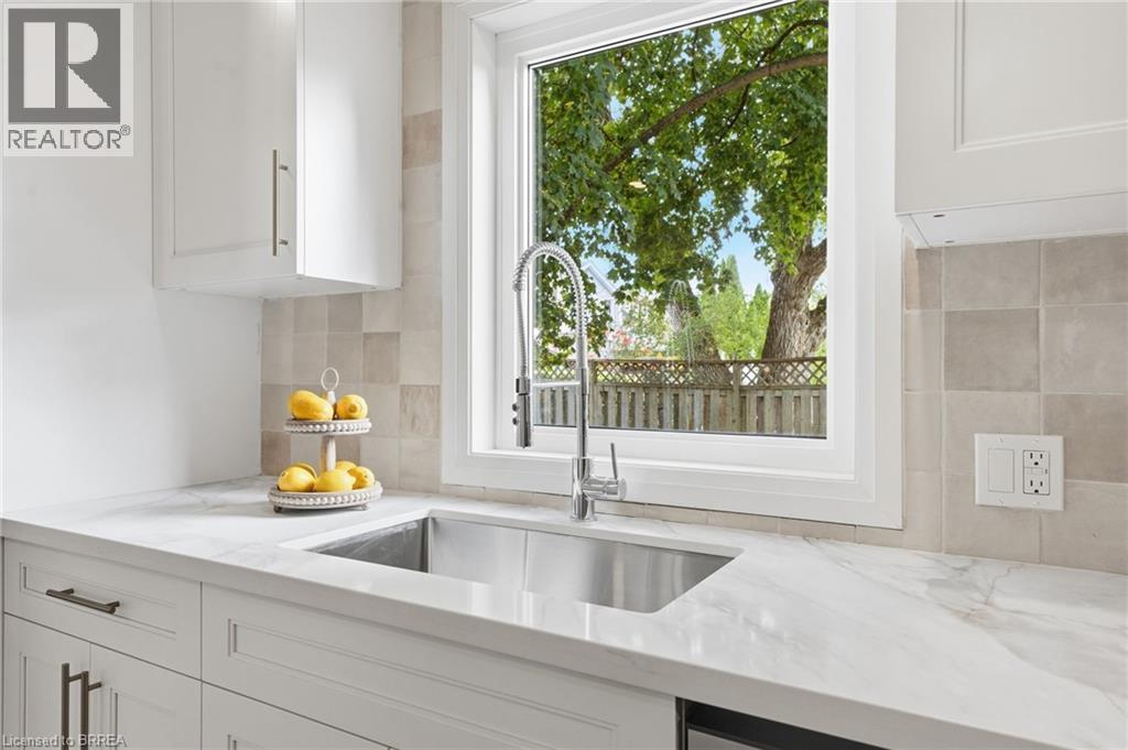 55 Jones Street, Hamilton, ON - Indoor Photo Showing Kitchen
