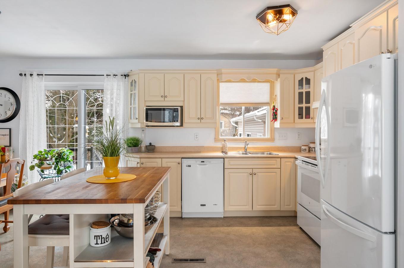 Cuisine - 3160 Rue Bernard, Saint-Hyacinthe, QC - Indoor Photo Showing Kitchen With Double Sink