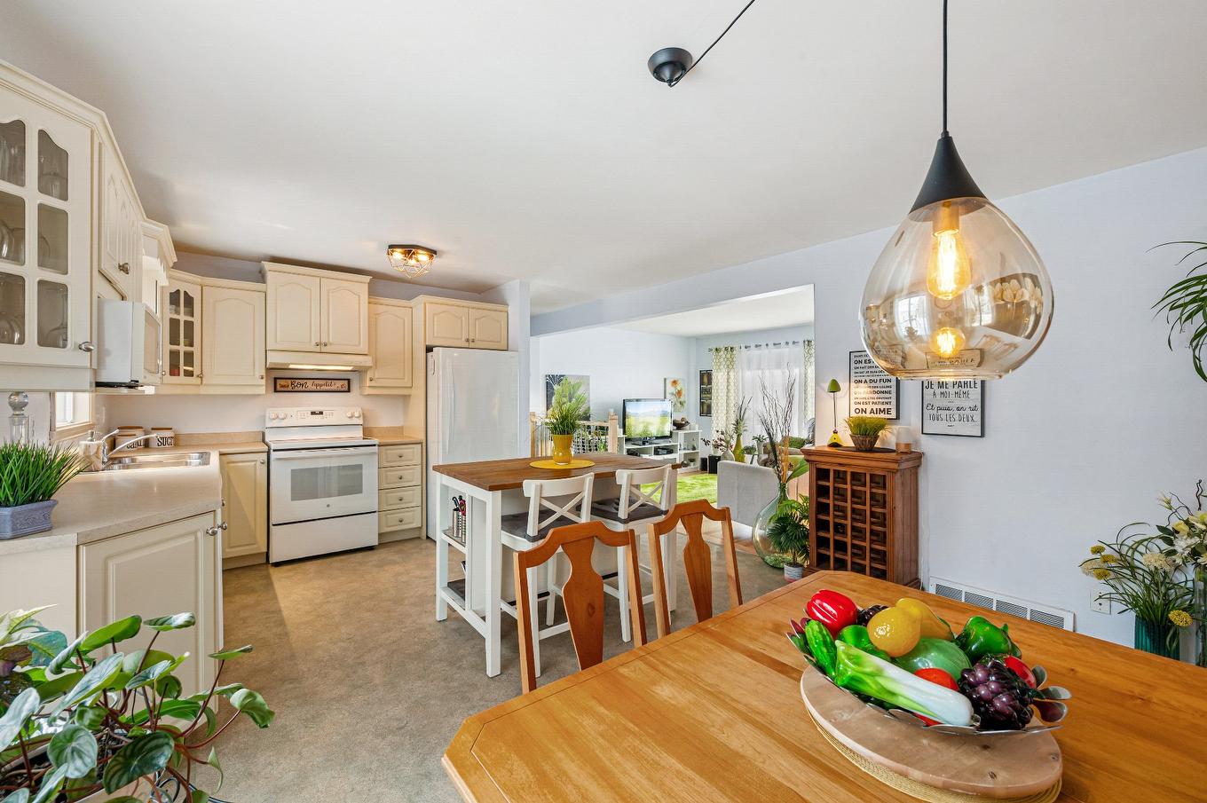 Vue d'ensemble - 3160 Rue Bernard, Saint-Hyacinthe, QC - Indoor Photo Showing Dining Room