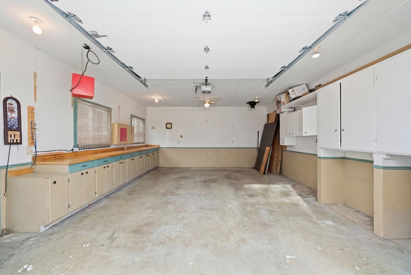 Garage - 3160 Rue Bernard, Saint-Hyacinthe, QC - Indoor Photo Showing Garage