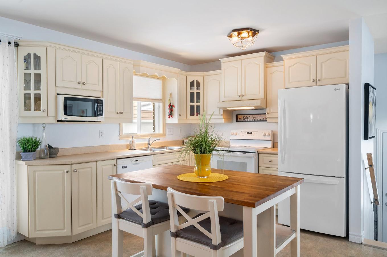 Cuisine - 3160 Rue Bernard, Saint-Hyacinthe, QC - Indoor Photo Showing Kitchen With Double Sink