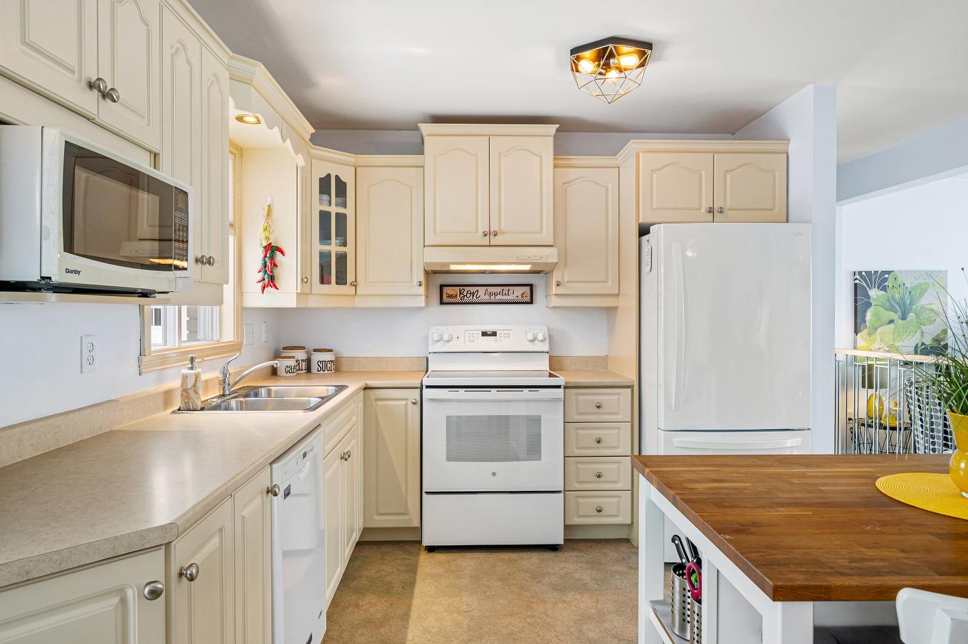 Cuisine - 3160 Rue Bernard, Saint-Hyacinthe, QC - Indoor Photo Showing Kitchen With Double Sink