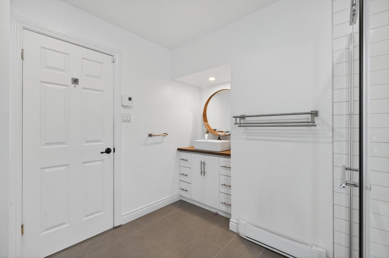 Salle de bains - 118 Rue Guy, Vaudreuil-Dorion, QC - Indoor Photo Showing Other Room