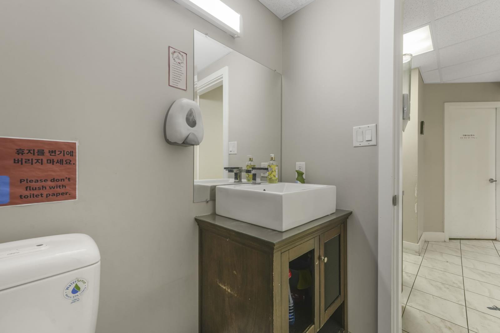 8711 82 Avenue Nw, Edmonton, AB