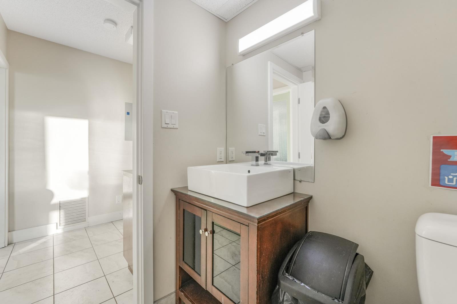 8711 82 Avenue Nw, Edmonton, AB