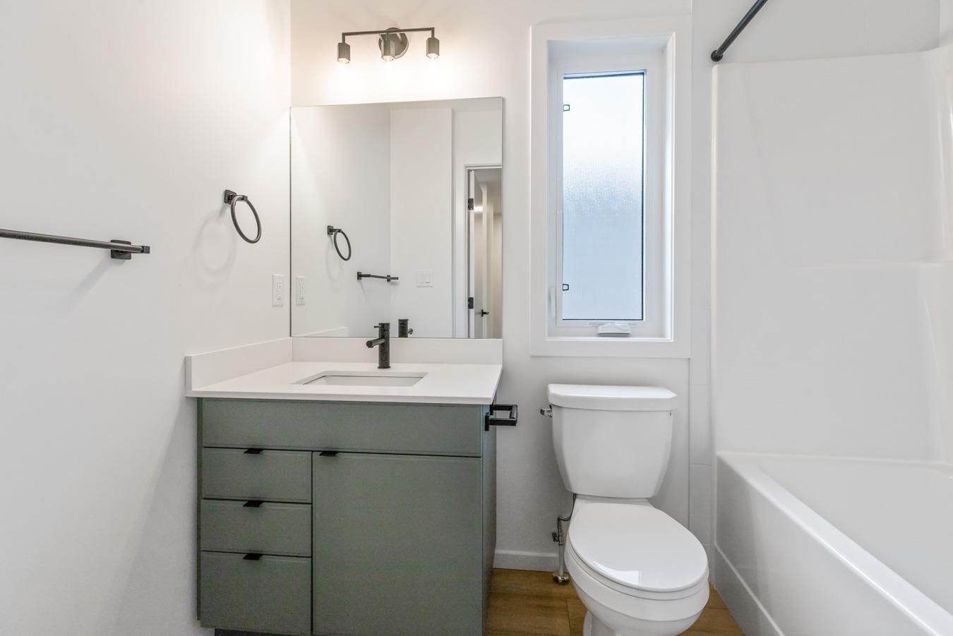 11939 101 Street, Edmonton, AB - Indoor Photo Showing Bathroom