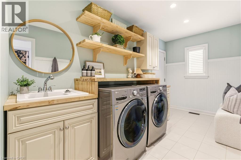 640 George Street, Burlington, ON - Indoor Photo Showing Laundry Room
