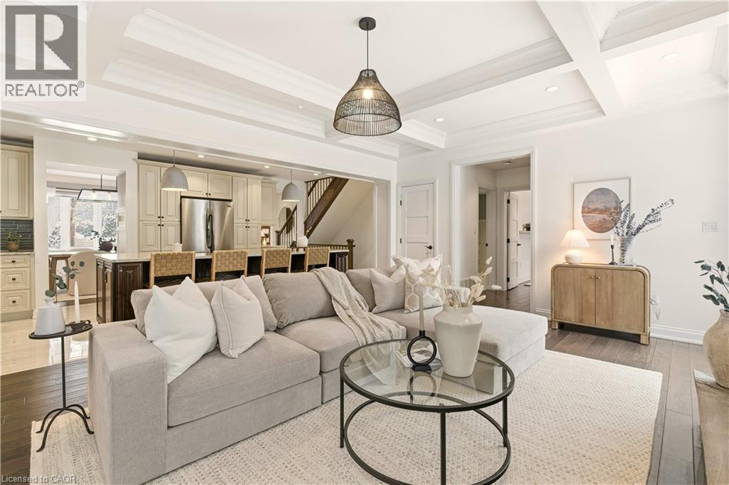 640 George Street, Burlington, ON - Indoor Photo Showing Living Room