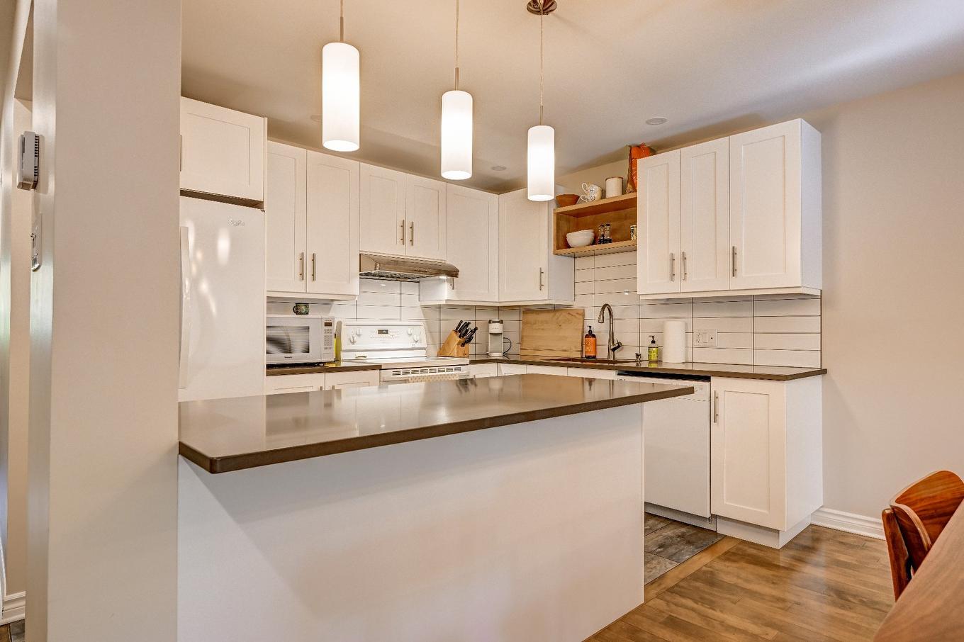 Cuisine - A-179 Av. De Navarre, Saint-Lambert, QC - Indoor Photo Showing Kitchen