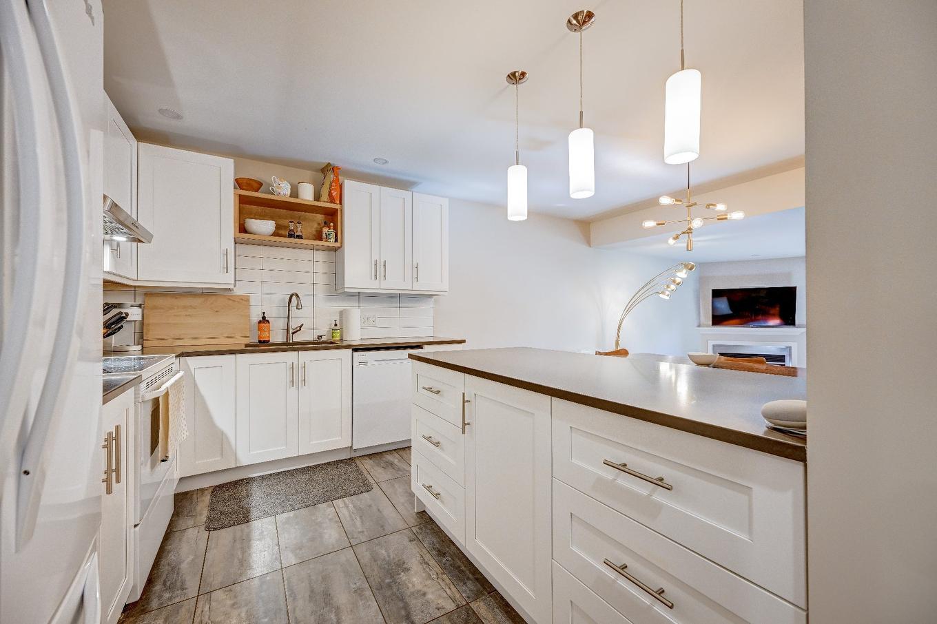 Cuisine - A-179 Av. De Navarre, Saint-Lambert, QC - Indoor Photo Showing Kitchen