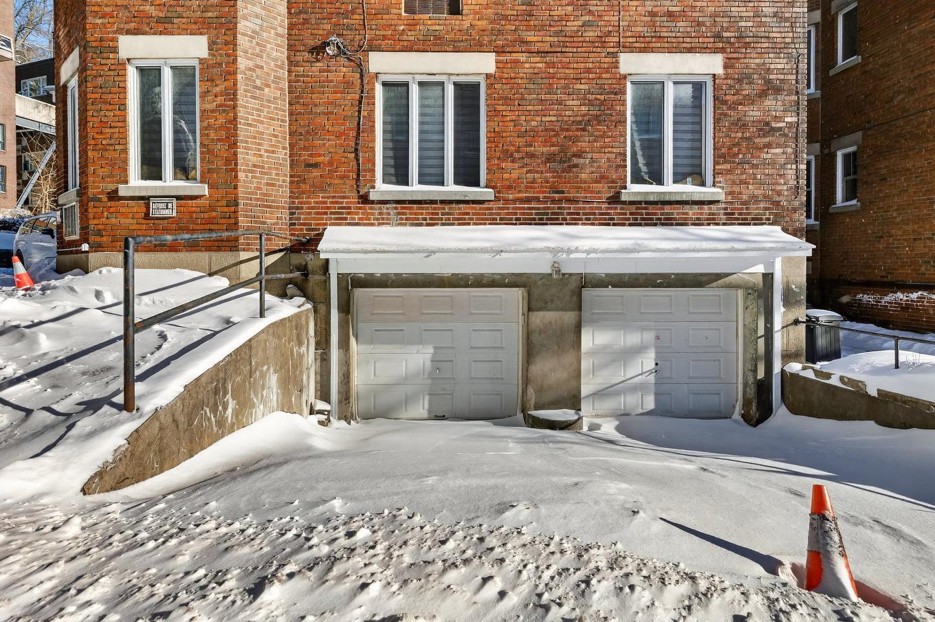 Garage - 5-4131 Ch. De La Côte-Des-Neiges, Montréal (Ville-Marie), QC - Outdoor With Exterior