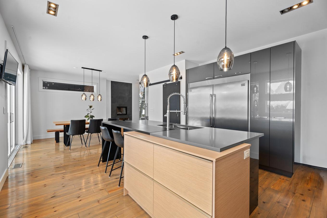 Cuisine - 401 Rue Des Eaux-Vives, Saint-Jérôme, QC - Indoor Photo Showing Kitchen With Upgraded Kitchen