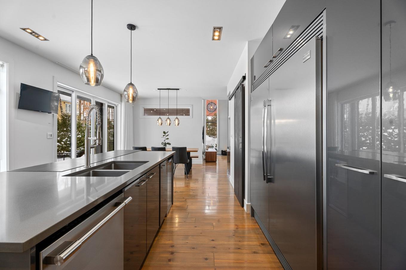 Cuisine - 401 Rue Des Eaux-Vives, Saint-Jérôme, QC - Indoor Photo Showing Kitchen With Double Sink With Upgraded Kitchen