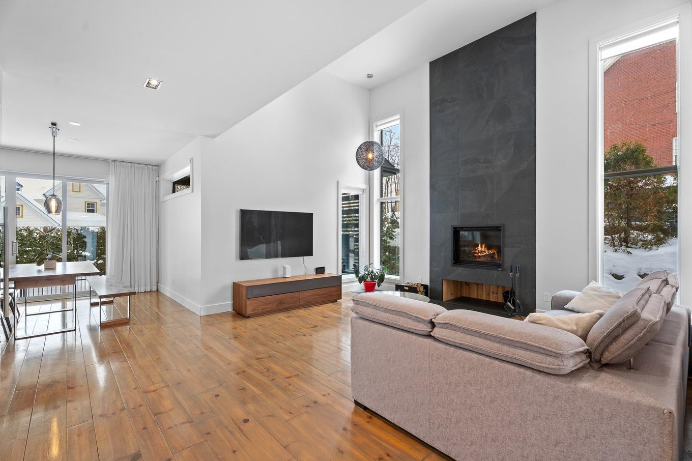 Salon - 401 Rue Des Eaux-Vives, Saint-Jérôme, QC - Indoor Photo Showing Living Room With Fireplace