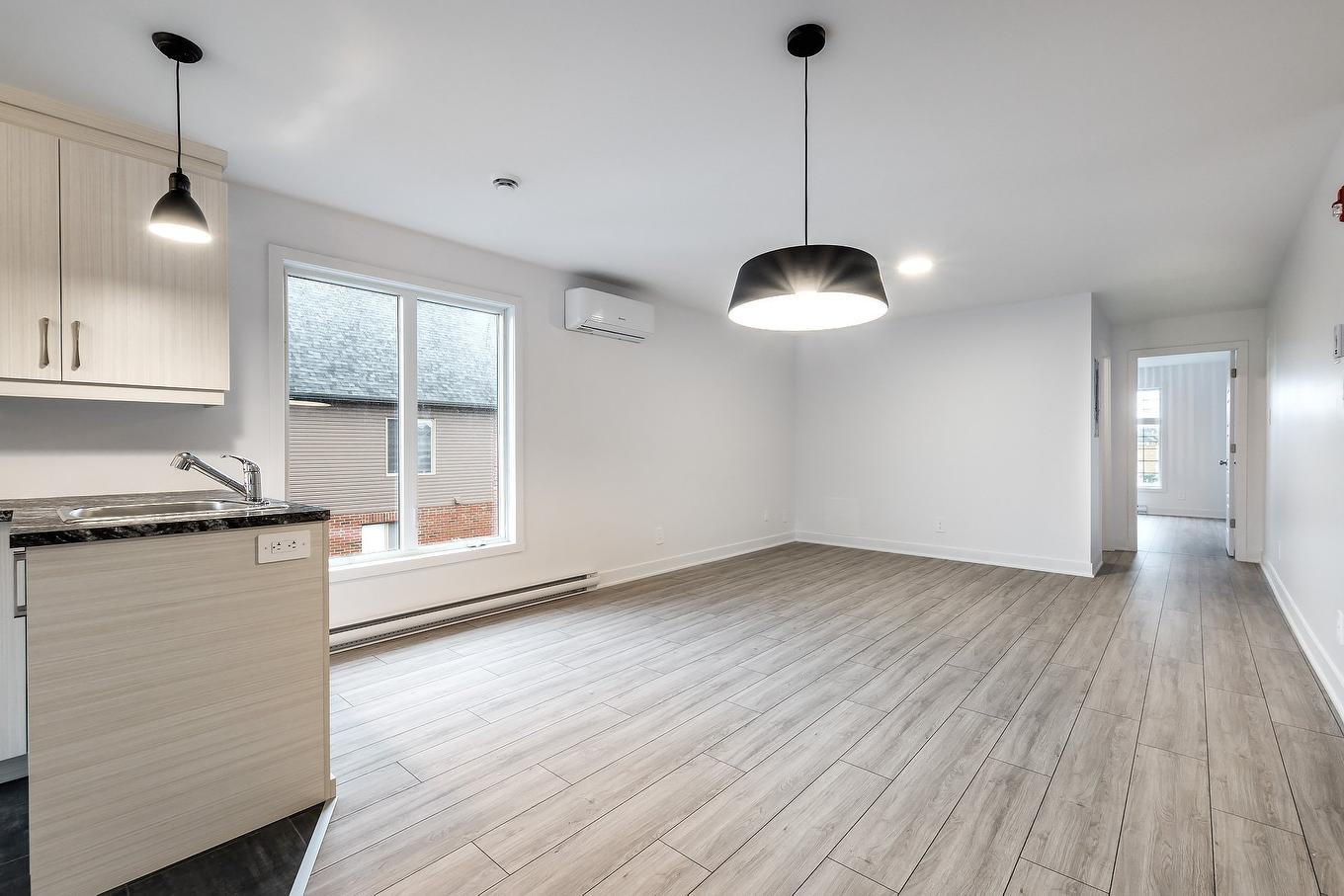 Salon - 7-6100 Rue De Lusa, Brossard, QC - Indoor