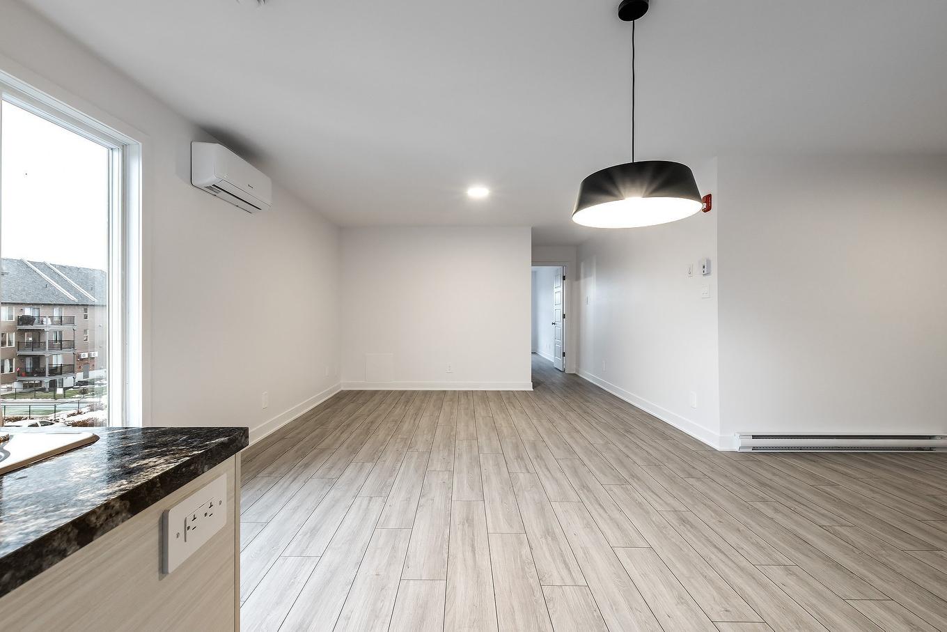 Salon - 7-6100 Rue De Lusa, Brossard, QC - Indoor