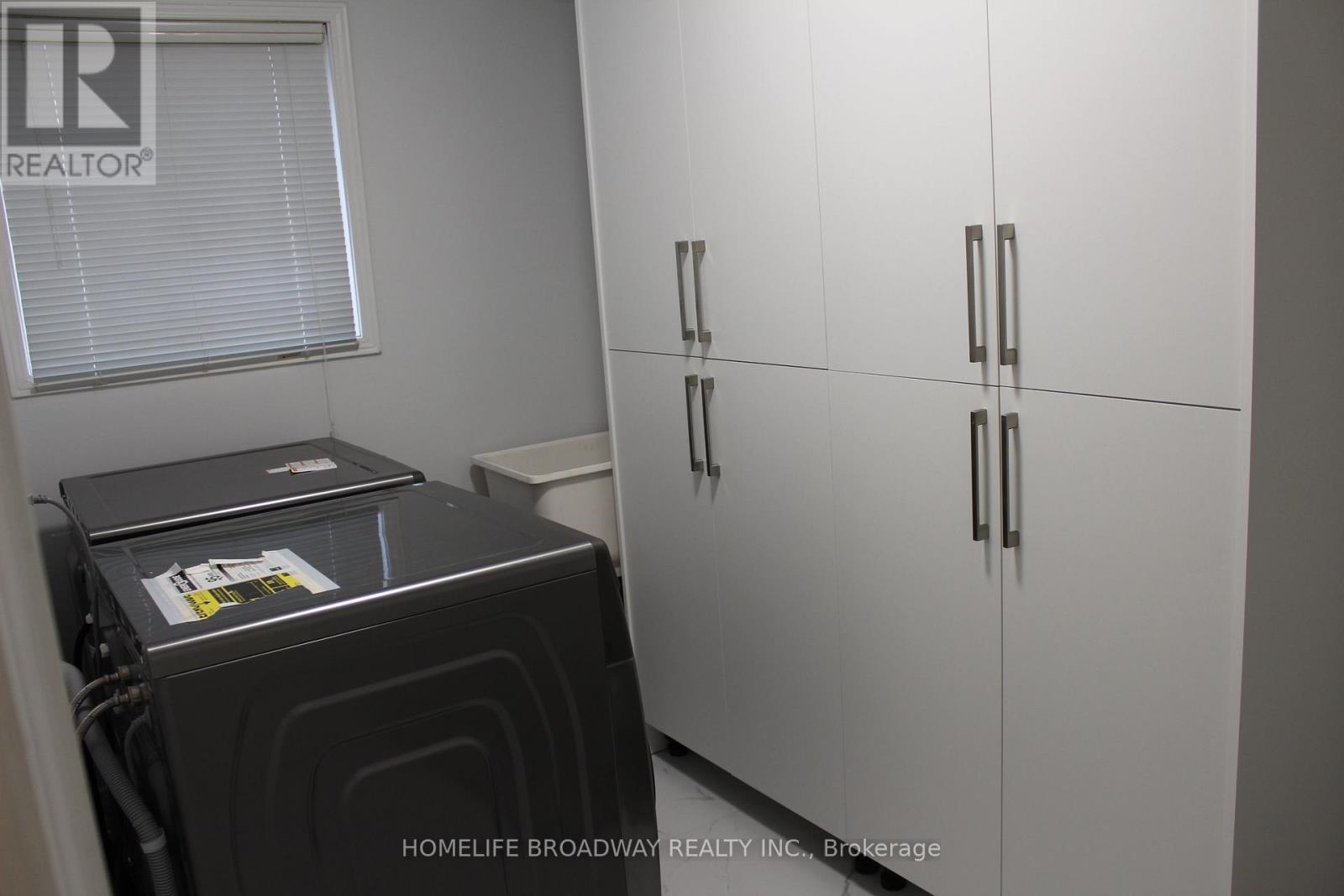 Laundry area and Direct Access to Garage - 5202 Buttermill Court, Mississauga, ON - Indoor Photo Showing Laundry Room