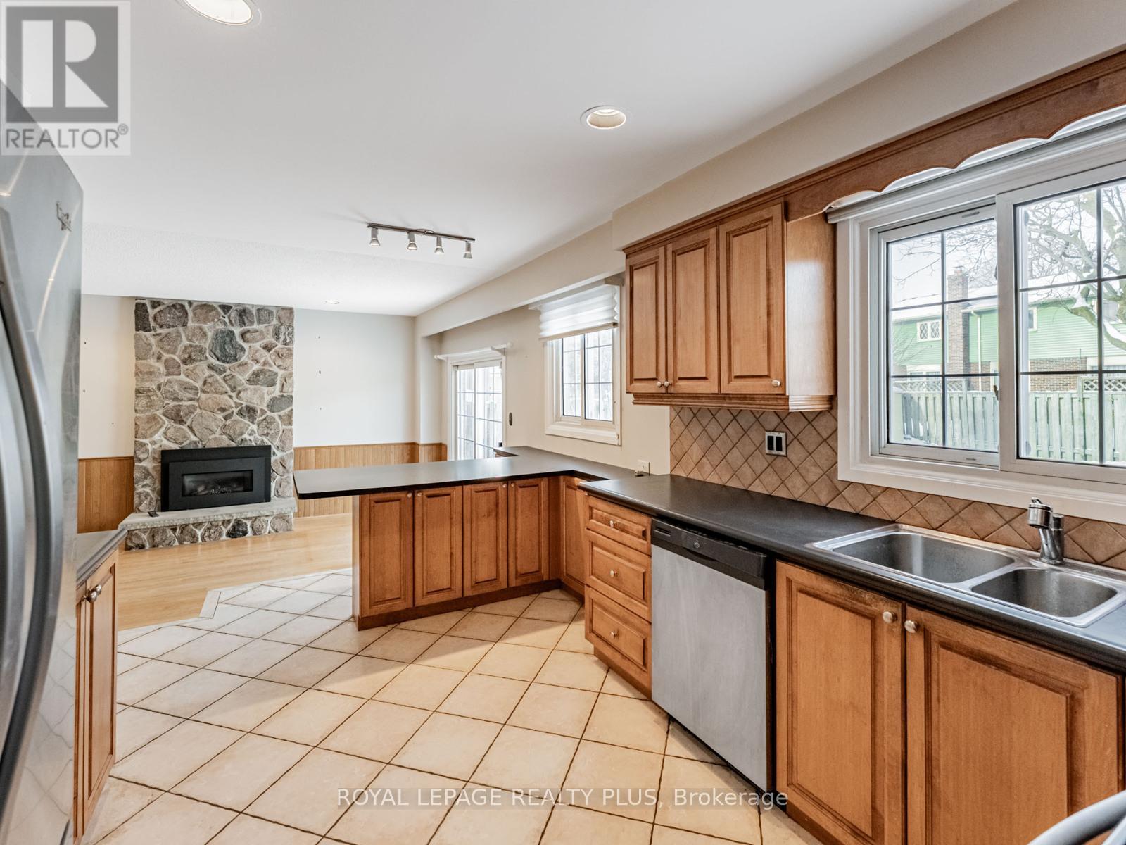 2923 Quetta Mews, Mississauga, ON - Indoor Photo Showing Kitchen With Fireplace With Double Sink