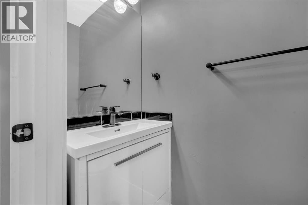 6022 Martingrove Road Ne, Calgary, AB - Indoor Photo Showing Bathroom