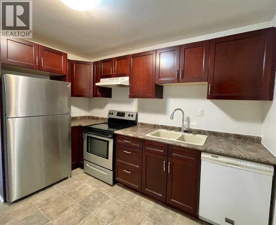 614 7 Avenue, Wainwright, AB - Indoor Photo Showing Kitchen With Double Sink