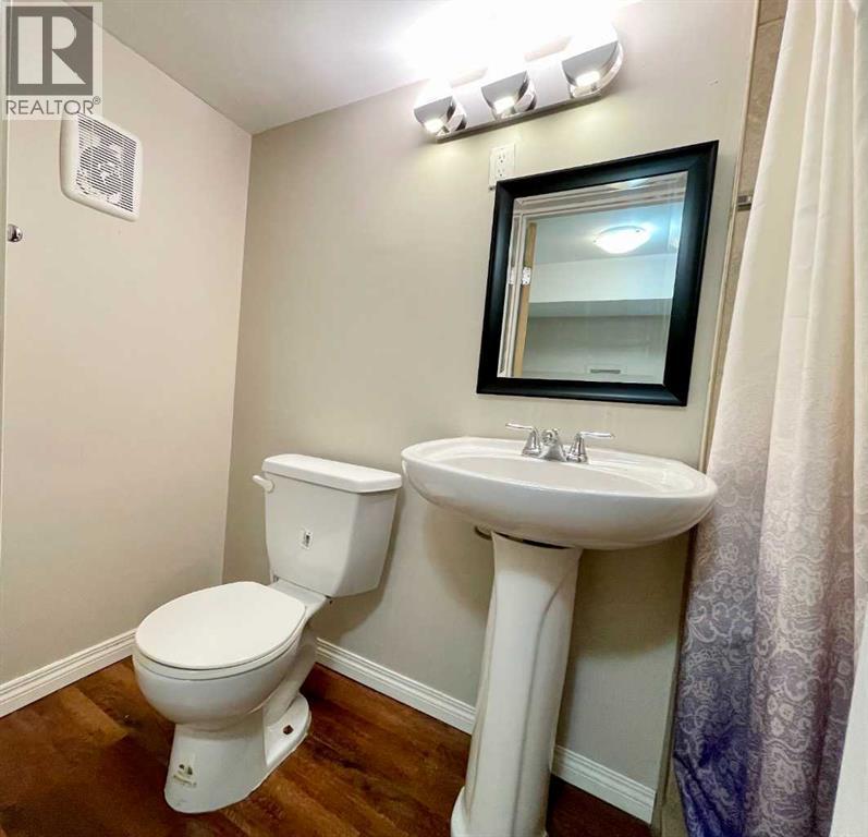 614 7 Avenue, Wainwright, AB - Indoor Photo Showing Bathroom