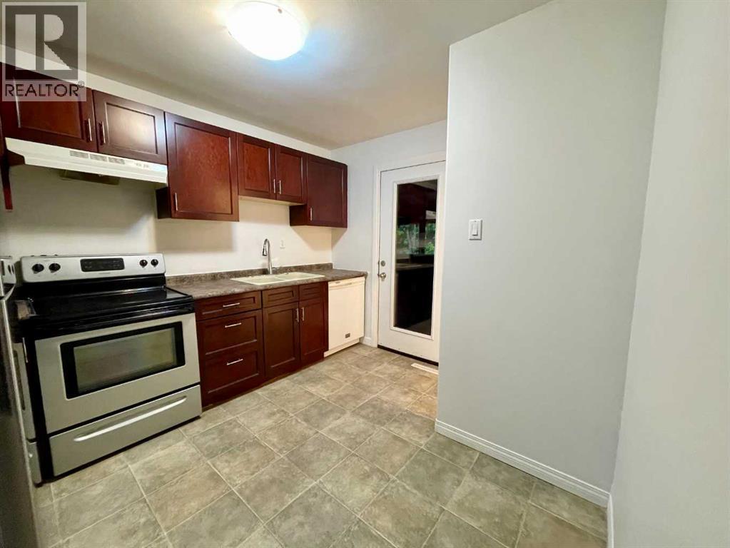 614 7 Avenue, Wainwright, AB - Indoor Photo Showing Kitchen