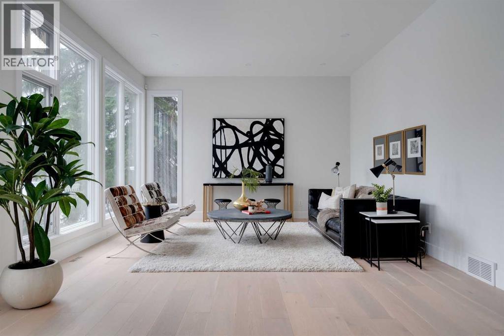 711 Imperial Way Sw, Calgary, AB - Indoor Photo Showing Other Room