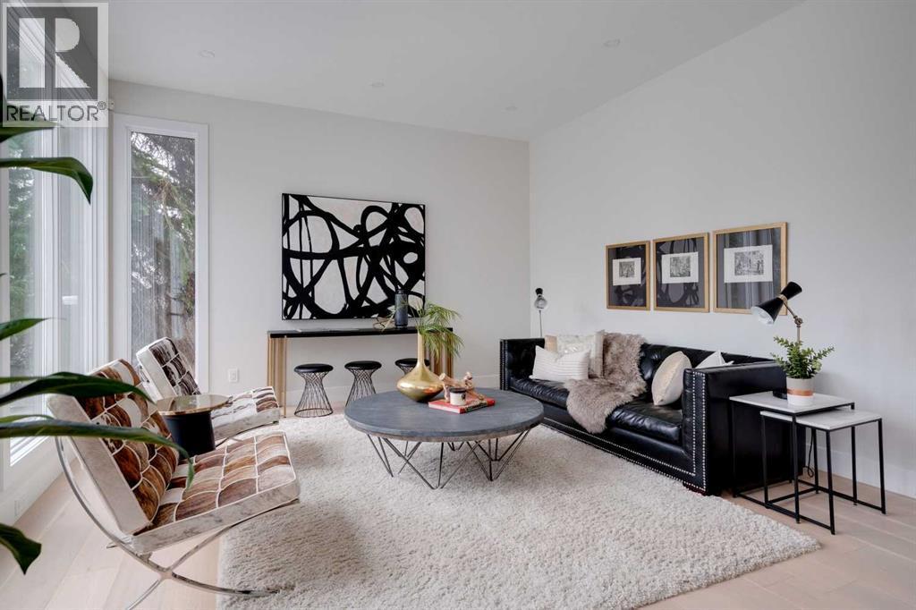 711 Imperial Way Sw, Calgary, AB - Indoor Photo Showing Living Room