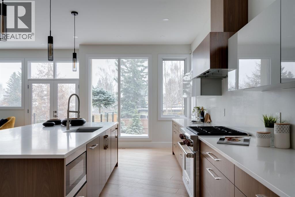 711 Imperial Way Sw, Calgary, AB - Indoor Photo Showing Kitchen With Upgraded Kitchen