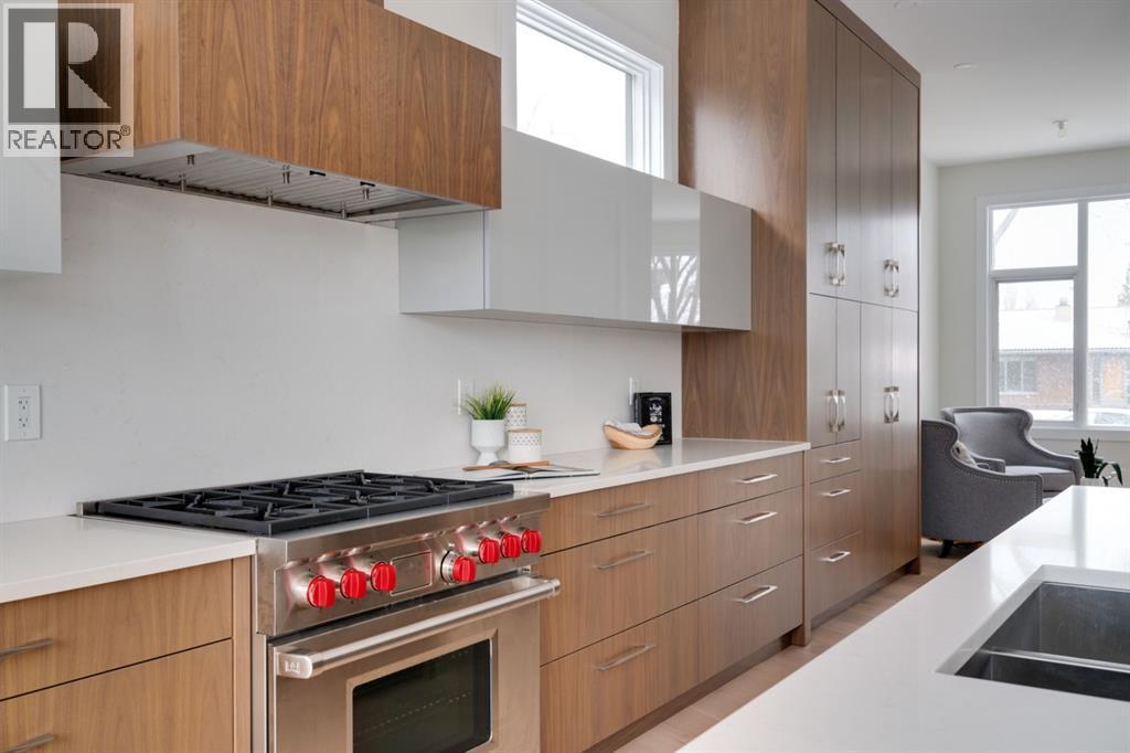 711 Imperial Way Sw, Calgary, AB - Indoor Photo Showing Kitchen