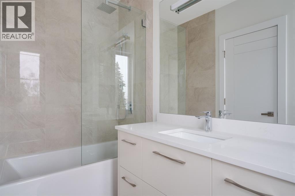 711 Imperial Way Sw, Calgary, AB - Indoor Photo Showing Bathroom